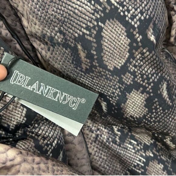 BLANK NYC Reversible Brown & Black Puffer
Coat/Jacket(Size Large) - Picture 10 of 10